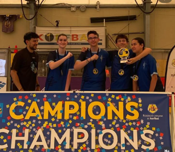 Jugadors i jugadores de l’Institut Alexandre Galí celebrant el títol de la Lliga Kids amb el trofeu